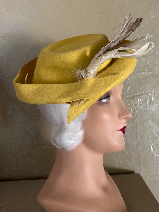 DAZZLING 1940s\' YELLOW FELT FEDORA - UPTURNED 2 PIECE BRIM+ IVORY/BROWN FEATHERS main image 12